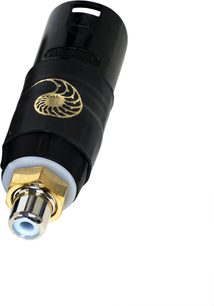 Schwarze und goldene RCA-Steckverbindung mit goldenem Nautilus-Logo auf dem schwarzen Gehäuse, Nahaufnahme von vorne