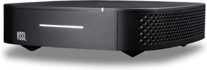 Juodas matinis stereo hi-fi stiprintuvas VSSL A.1, priekinis vaizdas, perforuotos grotelės dešinėje, anga kairėje, stambiu planu