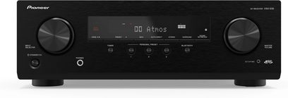 Pioneer VSX-535 hjemmebiografsforstærker, set forfra, sort front med blå LCD-skærm der viser "00 Atmos", sølvfarvede knapper og drejeknapper, hovedtelefon- og mikrofonindgange