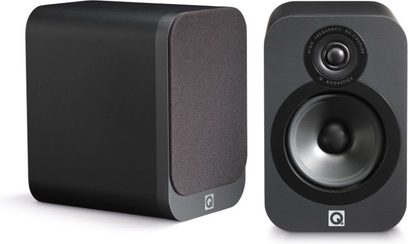 Sada regálových reproduktorů Q Acoustics 3020 tmavě šedá, pohled zepředu a z pravého zadního tříčtvrtečního úhlu