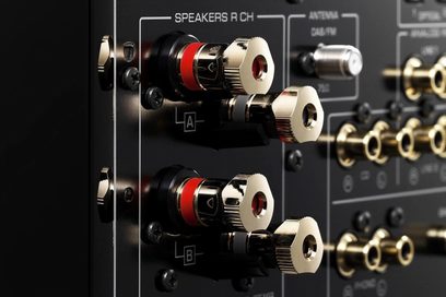 Connettori audio dorati e manopole rotanti nere sul retro di un amplificatore hi-fi stereo Yamaha R-N2000A nero