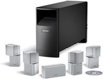 Set di diffusori Bose Acoustimass 15 nero composto da un subwoofer cubico e 5 diffusori satellitari cubici bianchi