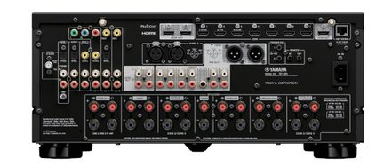 Zadný pohľad na AV zosilňovač domáceho kina Yamaha RX-A8A, kompletná konektivita HDMI, RCA, viac-kanálové čierne reproduktory
