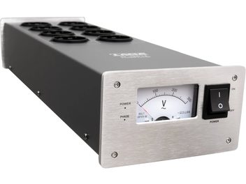 Multiprzejściówka Taga Harmony PF-1000 V.2 w kolorze srebrnym, widok z przodu, 8 gniazd, przełącznik on/off, analogowy woltomierz, metalowa obudowa