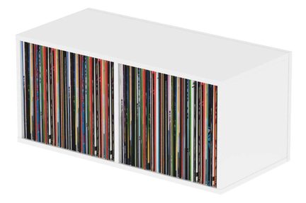 Rektangulärt vitt vinylförvaringsskåp, öppen hylla fylld med färgade LP-skivor sedd i trekvarts vy