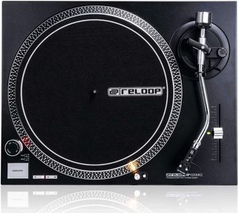 Reloop RP 1000MK2 sort pladespiller, set ovenfra. Rund, kromet plade, lige tonarm, kontroller til højre