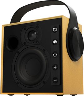 Altavoz Bluetooth portátil Morel Biggie, caja cúbica de madera con acabado en amarillo dorado, vista en tres cuartos desde el frente mostrando panel frontal negro con woofer, tweeter, puerto bass-reflex, columna de botones, gran botón lateral y asa negra