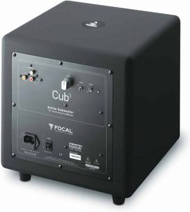 Focal Cub3 sort baskabin, set forfra, front med logo, knapper og stik, mat sort kubisk kabinet