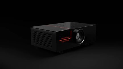 Відеопроєктор SIM2 Hybrid 2S-28 глянцевого чорного кольору, об’єктив спереду, бічна решітка та червона окантовка, вигляд у три чверті