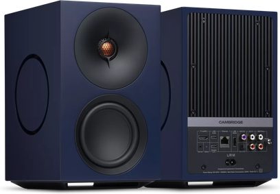 Blaue Cambridge Audio L/R M Aktivlautsprecher, Vorder- und Rückansicht mit runden Treibern und zahlreichen Anschlüssen