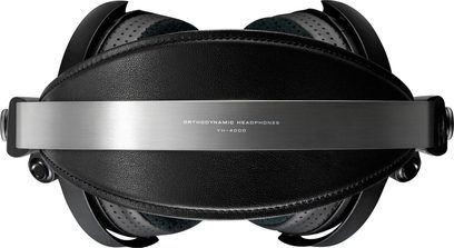 Yamaha YH-4000 hodetelefoner i svart, hodebøyle i skinn og bånd i børstet metall, perforerte øreputer, sett ovenfra