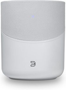 Bezdrátový reproduktor BlueSound Pulse M v bílé barvě, válcového tvaru, kovový gril na horní části, logo "B" na přední straně