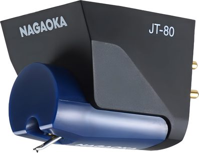Hi-Fi buňka Nagaoka JT-80LB v matně černé plastové barvě s přední částí v saténové tmavě modré barvě, šikmý pohled zepředu, pozlacené zadní konektory a viditelný kovový cantilever