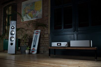 Kaiuttimet, Cambridge Audio Edge -vahvistin, Martini-lämpömittari, seinäkartta, puulattia