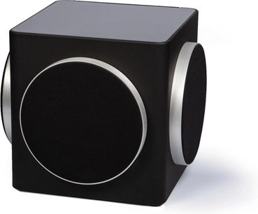 Sira L-1 subwoofer, pohled v perspektivě, černá krychlová skříň, strany s kruhovými reproduktory lemovanými stříbrným kovem
