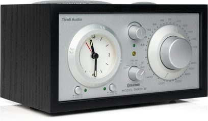 Radio til bordet Tivoli Model Three BT i sort aske, sølvfront, analog ur og stort stemmeknap