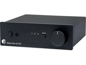 Amplificador integrado estéreo Pro-Ject Stereo Box S3 BT preto, vista frontal em ângulo com grande botão de volume frontal