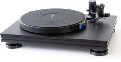 Toca-discos Music Hall Stealth preta, vista superior plana. Prato giratório, braço de leitura com cápsula, pés ajustáveis