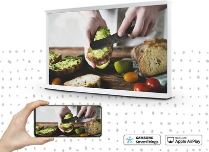 Samsung The Serif QE65LS01BB 2022-fjernsyn, der viser en hånd, der skærer en avocado, nærbillede af skærmen set forfra
