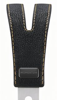 Tekstureret sort læderbindebånd med kontrasterende beige syninger langs kanterne og metalpladen "MOMENTUM"