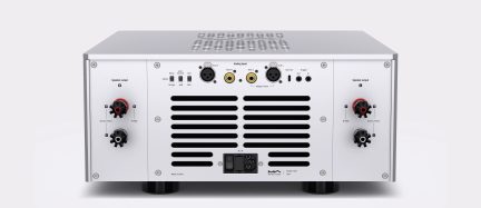 Silbernes Stereo-Audioverstärker-Gehäuse aus Aluminium, vollständige Rückansicht, breite schwarze horizontale Lüftungsgitter in der Mitte, rote und schwarze Lautsprecheranschlüsse an beiden Seiten, analoge XLR- und RCA-Anschlüsse in der Mitte, zentrale untere IEC-Netzbuchse
