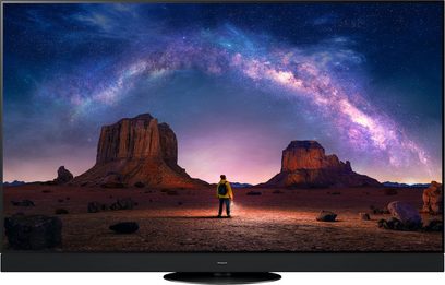Panasonic TV-65Z90AEG højdefinitionsfjernsyn, set forfra, skærm viser et natlandskab med stjernehimmel og klippeformationer