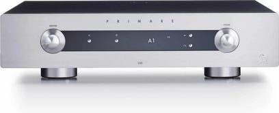 Primare I35 hi-fi stereoanlegg, frontpanel i sølvfarge med knapper, rattsbrytere, digitalt display, hodetelefonutgang og aux-inngang