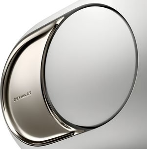 DEVIALET Phantom Ultimate 108 dB -älykaiutin, sivukuva läheltä, valkoinen kuori, kiillotettu metallinen sirppi-insertti