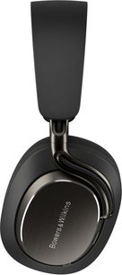 Trådløse hi-fi-hovedtelefoner Bowers & Wilkins Px8 S2 i sort, sideprofil, oval ørekop med børstet metalplade og logo, mat hovedbøjle