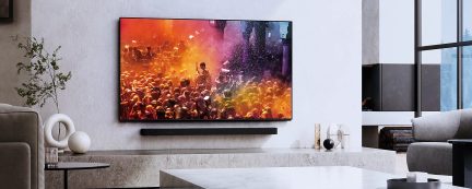 Sieninis 4K plokščiaekranis televizorius su garso juosta, ryškus šventinis vaizdas, šiuolaikiškas šviesus svetainės interjeras