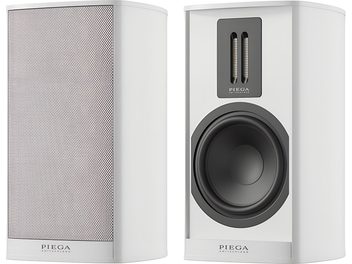 Fehér Piega Premium 301 Gen2 polcsugárzók elölnézetből, az egyik rácsos takaróval, a másik fekete magassugárzóval és mélysugárzóval