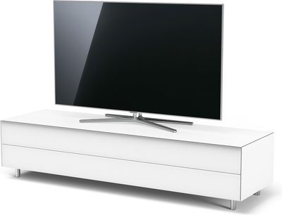 Blizgus baltas TV spintelė su stalčiumi, metalinėmis kojelėmis, ant kurios pastatyta juoda plokščia televizija