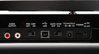 Bagpanel tilslutninger på Reloop TURN3 sort pladespiller: RCA-audio udgang, forforstærker, USB, auto-stop, spændingsvælger