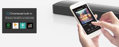 Sort Panasonic SC-HTB510EGK soundbar og en hånd, der holder en smartphone, der viser kontrolgrænsefladen til soundbaren