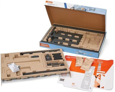 Svart Vogel's TVM 3845 TV-väggfäste i sin öppnade förpackning, med monteringstillbehör och monteringsanvisningar