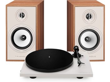 Twee rechthoekige houten luidsprekers met witte speakers en een witte platenspeler met zwarte draaitafel op de voorgrond