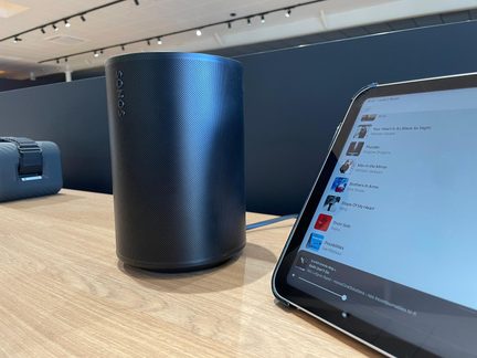 Boxă în utilizare (ascultare) Alt: Sonos Era 100 în living, cu aplicația Sonos afișând redarea Qobuz
