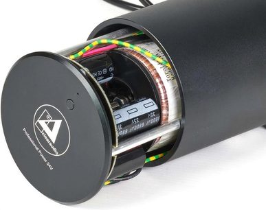 Ekstern strømforsyning til pladespiller ClearAudio Professional Power 12V sølv, perspektivvisning, sort cylinder, synlige farvede kabler