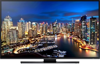 Samsung UE40HU6900 TV-skærm, der viser et nattemotiv af Dubai med mange oplyste skyskrabere og deres refleksioner i marinaen