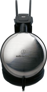 Slušalke Audio Technica ATH-A2000Z z zaprtim sistemom, pogled s strani na desno slušalko iz srebreno črkanega aluminija z črnim obročem, črnim blazinicama in kablom, ki izhaja iz spodnjega dela