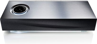 Barre de son noire rectangulaire Naim Audio Mu-So, face avant avec grille métallique et molette de contrôle ronde argentée au centre