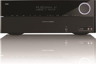 Sort front på en Harman Kardon AVR 170 hjemmebiograf-forstærker med display, knapper, stik og refleksion