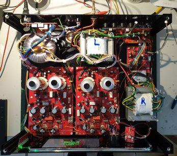 Στερεοφωνικός ενισχυτής hi-fi AudioValve Assistent 100 Mark II (GU50) μαύρο χρώμα, μπροστινή εσωτερική άποψη, ηλεκτρονικά κυκλώματα και εξαρτήματα