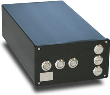 Sort TW-Acustic Raven AC-elektronikboks med 5 sølvfarvede drejeknapper og en kontakt, set forfra i et skråt perspektiv