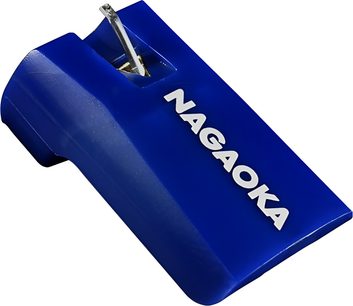 Diamant pro gramofonovou hlavici Nagaoka JTS-80LB modrý, lesklý plastový tělo s horním otvorem odhalujícím kovový hrot, pohled ze tří čtvrtin