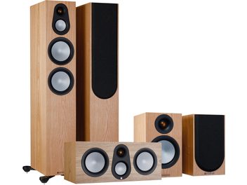 Pakke med Monitor Audio Silver 300 7G gulvhøyttalere i askefinish, sett forfra, bestående av 3 høyttalere og 2 subwoofere