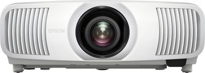 Proyector Epson EH-LS11000W blanco, vista frontal, lente central negra, rejillas de ventilación laterales