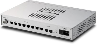 Switch Matrix Audio SS‑1 Pro de aluminio plateado mate, vista trasera en tres cuartos con 8 puertos RJ45 2,5 GbE, 2 ranuras SFP+, entrada de reloj BNC, conector de alimentación IEC y amplia rejilla de ventilación perforada en zigzag en la parte superior
