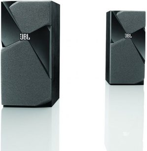 Dve črni stolpni zvočniki JBL Studio 180, videna s sprednje perspektive, z belim logotipom "JBL" na sprednjem delu
