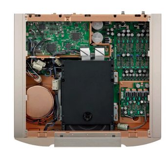 Interior al unui amplificator audio cu plăci de circuite imprimate verzi, componente electronice și conectori, vedere de sus